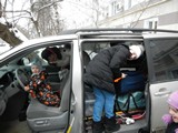 Разгружаемся около дома